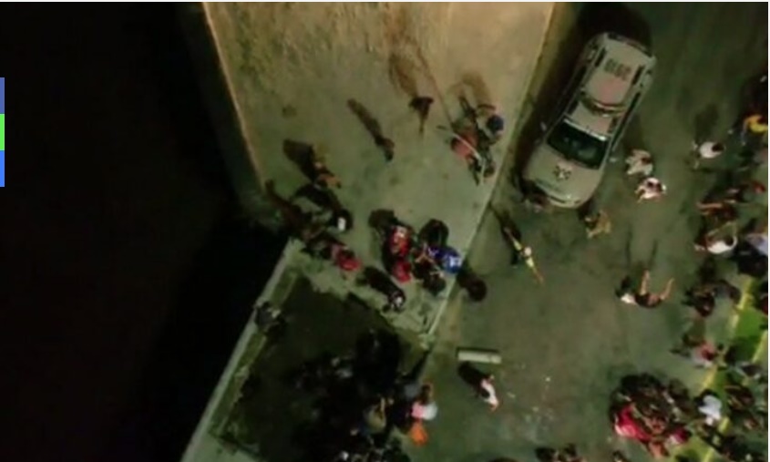 Calçada desaba e mais de 30 pessoas caem em rio durante evento natalino; veja vídeos