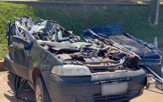 Carro fica completamente destruído após carreta passar por cima e matar casal em Pires do Rio, Goiás — Foto: Reprodução/TV Anhanguera