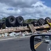 Caminhão carregado de água mineral tomba na BR-101 entre Santo Antônio de Jesus e Conceição do Almeida
