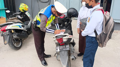 Satlantas Polres Sidrap Tindak Pelajar yang Masih Nekat Bawa Motor ke Sekolah