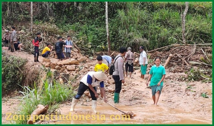 Tanggap Bencana, Kapolsek Slahung Bersama Anggota Bantu Masyarakat Di Lokasi Tanah Longsor