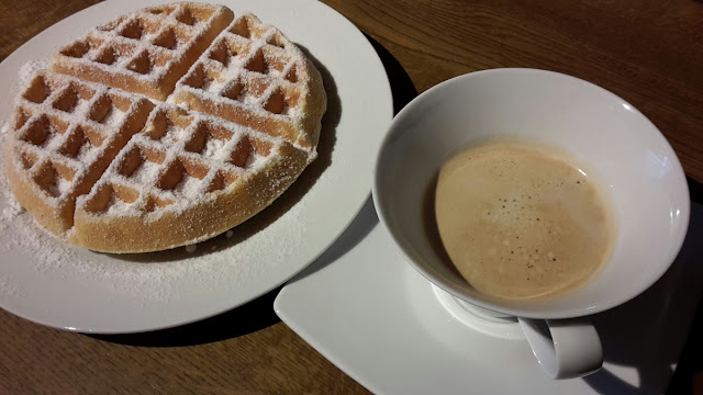 Belgische Waffeln mit Puderzucker bestreut. Tässchen Kaffee dazu, die Gäste können kommen.