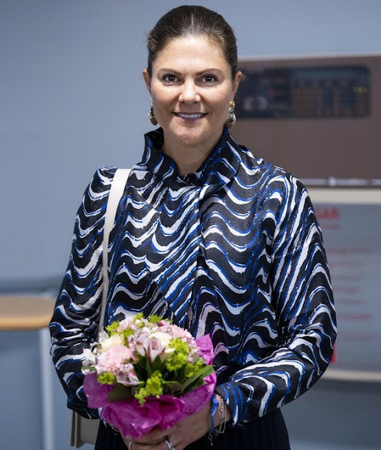 Crown Princess Victoria visited Rolf Luft Centrum in Stockholm. Crown Princess wore a pattern shirt and pleated navy skirt by H&M