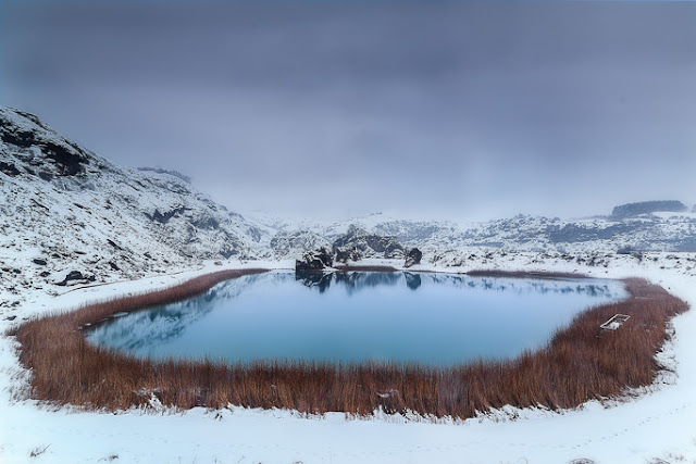 toma panoramica del lago parkotxa en trapagaran en una mañana con nieve