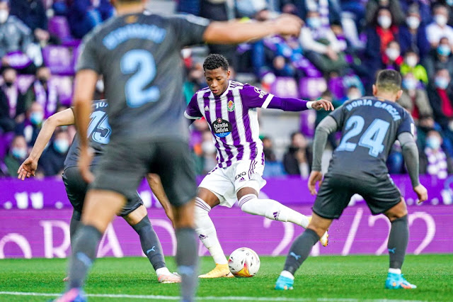 Gonzalo Plata intenta driblar a Juanpe, con Borja García y Bernardo a la expectativa. REAL VALLADOLID C. F. 2 GIRONA F. C. 2 Sábado 12/02/2022, 18:15 horas. Campeonato de Liga de 2ª División, jornada 27. Valladolid, estadio José Zorrilla: 14.750 espectadores.