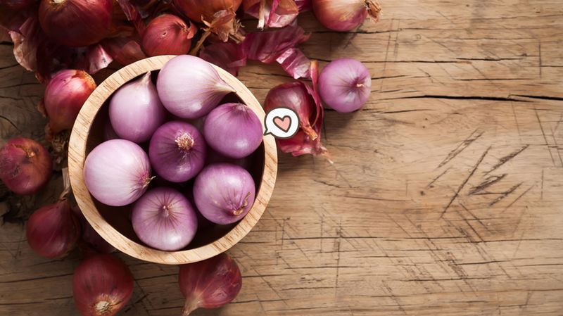 gunakan bawang merah untuk menurunkan demam anak