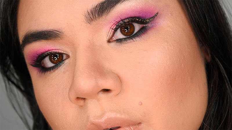 Maquiagem colorida com rosa, roxo e delineador glitter por Amanda Hossoi