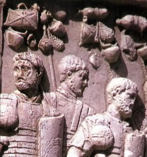 Легионы Траяна переходят Дунай. Солдаты идут при оружии, неся с собой походную поклажу на шесте с перекладиной (furca). Фрагмент рельефа Колонны Траяна