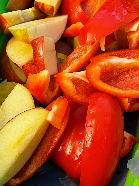 photo of slice red apples, sliced red bell peppers, sweet peppers