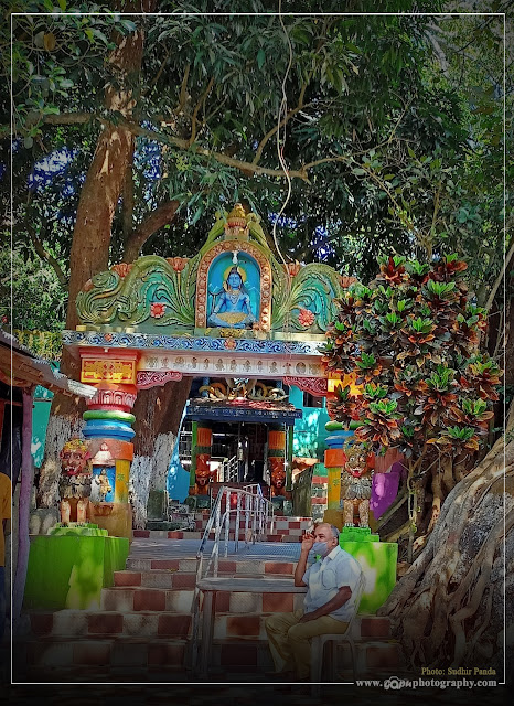 Front gate of Jhadeswar Temple, Huma