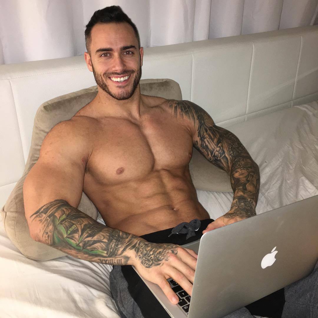 beautiful-fit-shirtless-daddy-tattoo-arms-hunk
