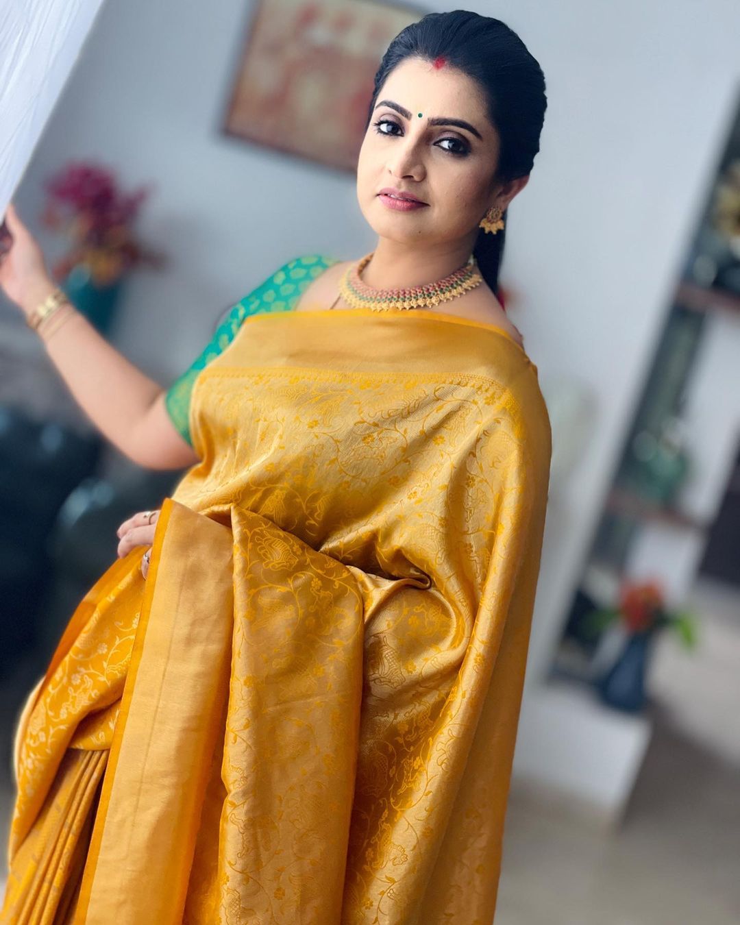 Sujitha dhanush wearing traditional pattu saree pics