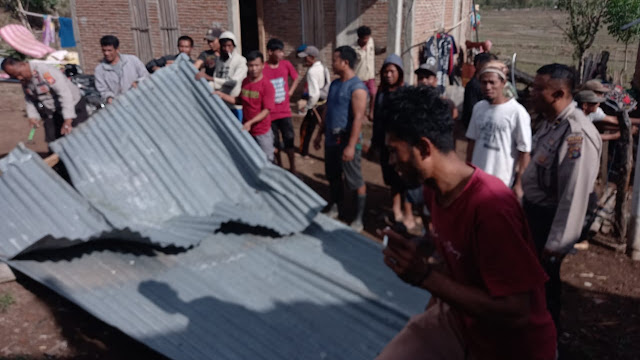 TNI-Polri Di Ropang Gotong Royong Bersihkan Rumah Warga Akibat Angin Puting Beliung