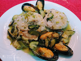 Merluza con calabacín y mejillones