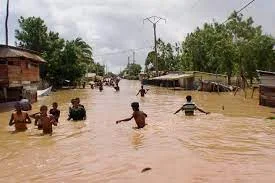 Madagascar: aid for flood victims is organized  The Malagasy still have their feet in the water after the floods caused by torrential rains that fell on the capital Antananarivo.  At least ten people were killed according to the provisional toll communicated by the country's National Office for Disaster Risk Management. While 500 people were forced to leave their homes.  The power is out in this area, we have to deal with power cuts and floods. We are never quiet when we also have to go to work. Children must go to school. Everyone is affected, not just my house, but all the houses in the neighborhood. ", Pierre Michel Rakotoson , resident of Antananarivo.  The momentum of solidarity is organized while around twenty districts around the capital, which has 1.3 million inhabitants, are on red alert. We have set up the first sites to receive the victims, and it is the municipality that will be responsible for taking care of them. These are mainly the 2nd arrondissement, the 3rd arrondissement, the 4th arrondissement and the 6th arrondissement. We call on all the victims to leave their homes and go to the accommodation sites ,” explains Andriamanday Naina , second deputy mayor of the Malagasy capital.  In 2018, the country suffered a double whammy with Cyclone Ava which killed 51 people in January and Tropical Storm Eliakim which claimed 20 lives two months later.