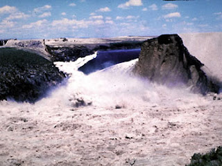 Water pouring from the Teton Dam failure on June 5, 1976. Pubic domain.