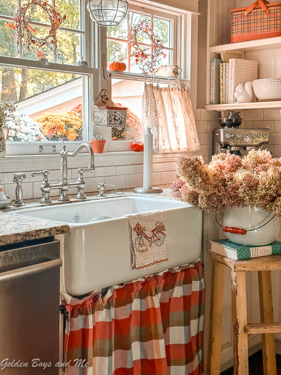 Farmhouse style kitchen with fall decor - www.goldenboysandme.com