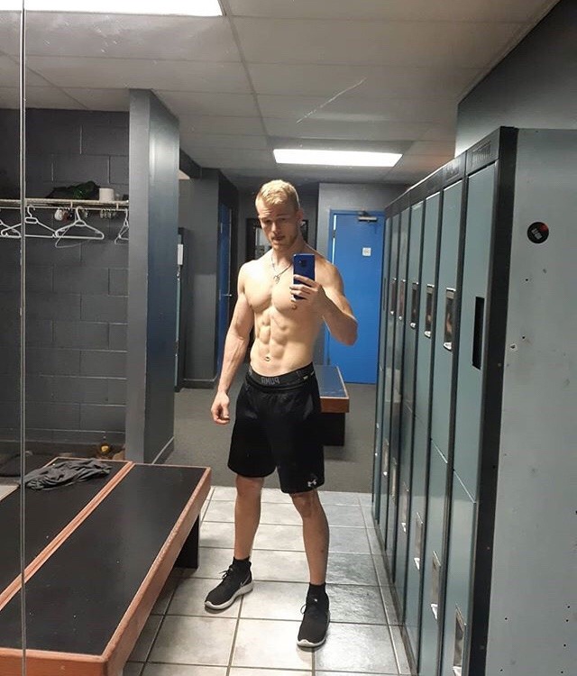 sexy-fit-shirtless-blond-guy-abs-locker-room-selfie