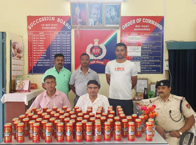 बरहरवा रेलवे सुरक्षा बल की ट्रेन में छापेमारी, ब्रह्मपुत्र मेल से भारी मात्रा में केन की बीयर बरामद