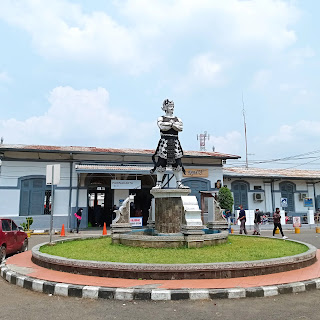 Stasiun Purwakarta letaknya dekat dengan taman Air Mancur Sri Baduga