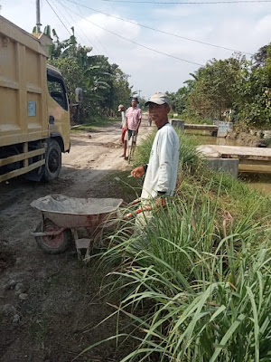 Warga Desa Rawang Lama Dusun VII dan Dusun VIII, melaksanakan kegiatan gotong royong memperbaiki jalan yang rusak
