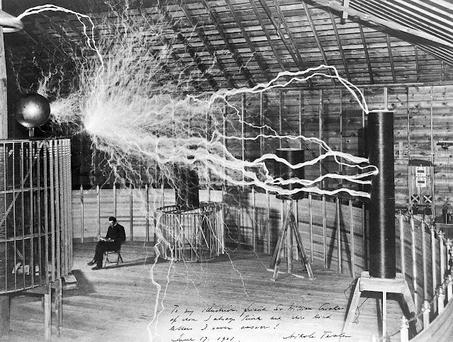 Тесла сидит в своей лаборатории в Колорадо-Спрингс, 1899 г.