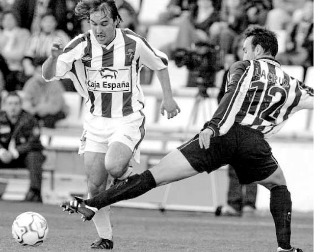 Chema trata de salvar la entrada de Lacruz. REAL VALLADOLID C. F. 2 ATHLETIC CLUB DE BILBAO 0. 24/02/2002. Campeonato de Liga de 1ª División, jornada 27. Valladolid, estadio Nuevo José Zorrilla. GOLES: 1-0: 60, Lacruz, en propia puerta, desviando una rabona de Tote. 2-0: 89’, Fernando Sales.