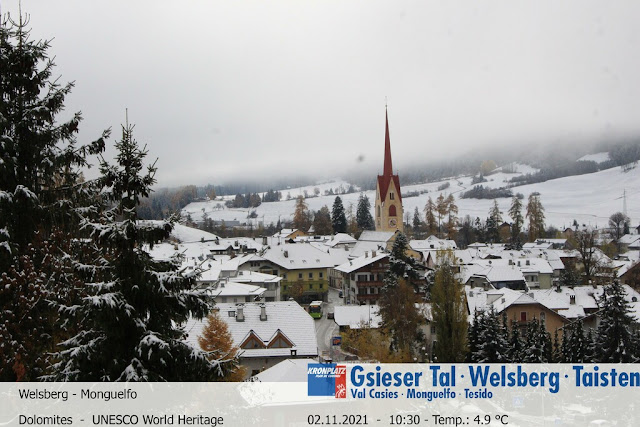 Anche Monguelfo in Val Pusteria a 1090 m s.l.m. è stato leggermente imbiancato dalla  neve. (Foto: webcams.kronplatz.com, 02.11.2021)