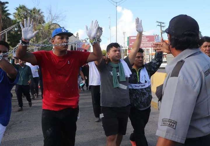 Alrededor de 160 venezolanos que fueron deportados por Estados Unidos protestan