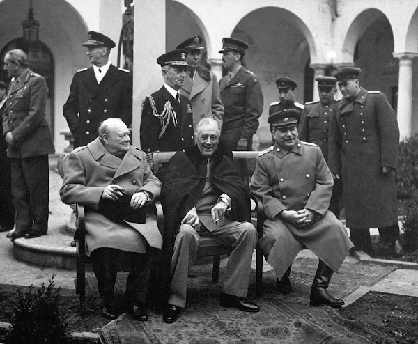 Afbeelding 046B | Britse premier Winston Churchill, president van de Verenigde Staten Franklin D. Roosevelt en Stalin, de grote drie geallieerde leiders tijdens de Tweede Wereldoorlog op de Jalta-conferentie in februari 1945 | Amerikaanse overheidsfotograaf / publiek domein