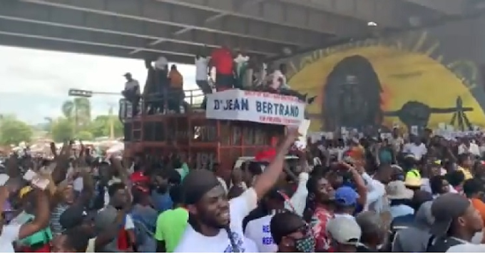 HAITI: Miles piden Jean B. Aristide sea «el presidente de transición»