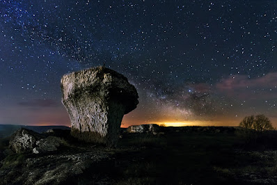 roca caliza en una noche estrellada en las tuerces, palencia