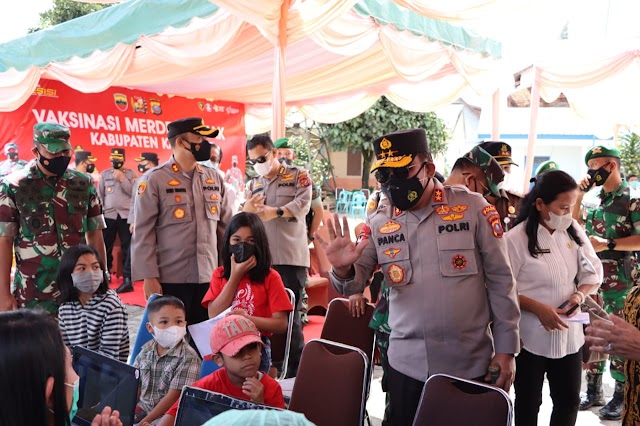 KAPOLDA SUMUT DAN KASDAM I BUKIT BARISAN PANTAU KEGIATAN VAKSINASI SERENTAK INDONESIA DI KARO