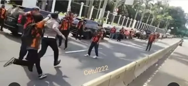 VIDEO: Detik-detik Polisi Dikeroyok Ormas Pemuda Pancasila, Diselamatkan Pemotor Meski Kepala Bocor