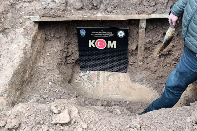 Ψηφιδωτό δάπεδο ανακαλύφθηκε κατά τη διάρκεια παράνομων ανασκαφών στη Σμύρνη