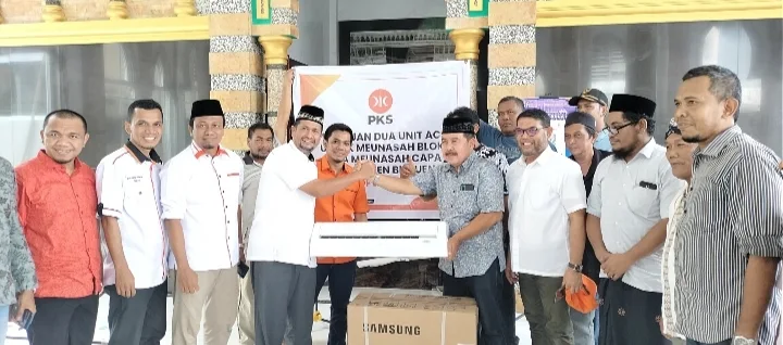 Nasir Djamil Serahkan Bantuan 2 Unit AC untuk Meunasah Blok Bireuen