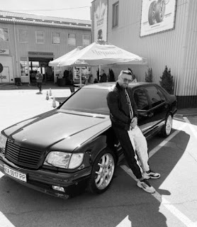 Yekaterina Usyk's husband Oleksandr Usyk picture with a car