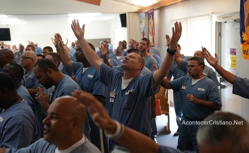 Reclusos cantando alabanzas en prisión de Florida