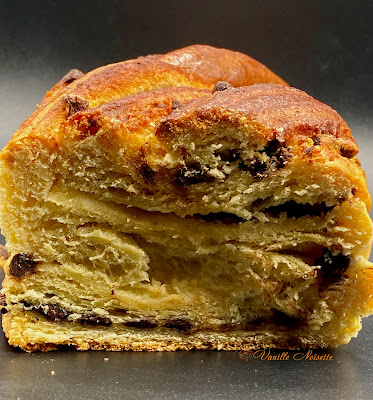 BRIOCHE TORSADÉE à la CRÈME FRANGIPANE et PÉPITES DE CHOCOLAT