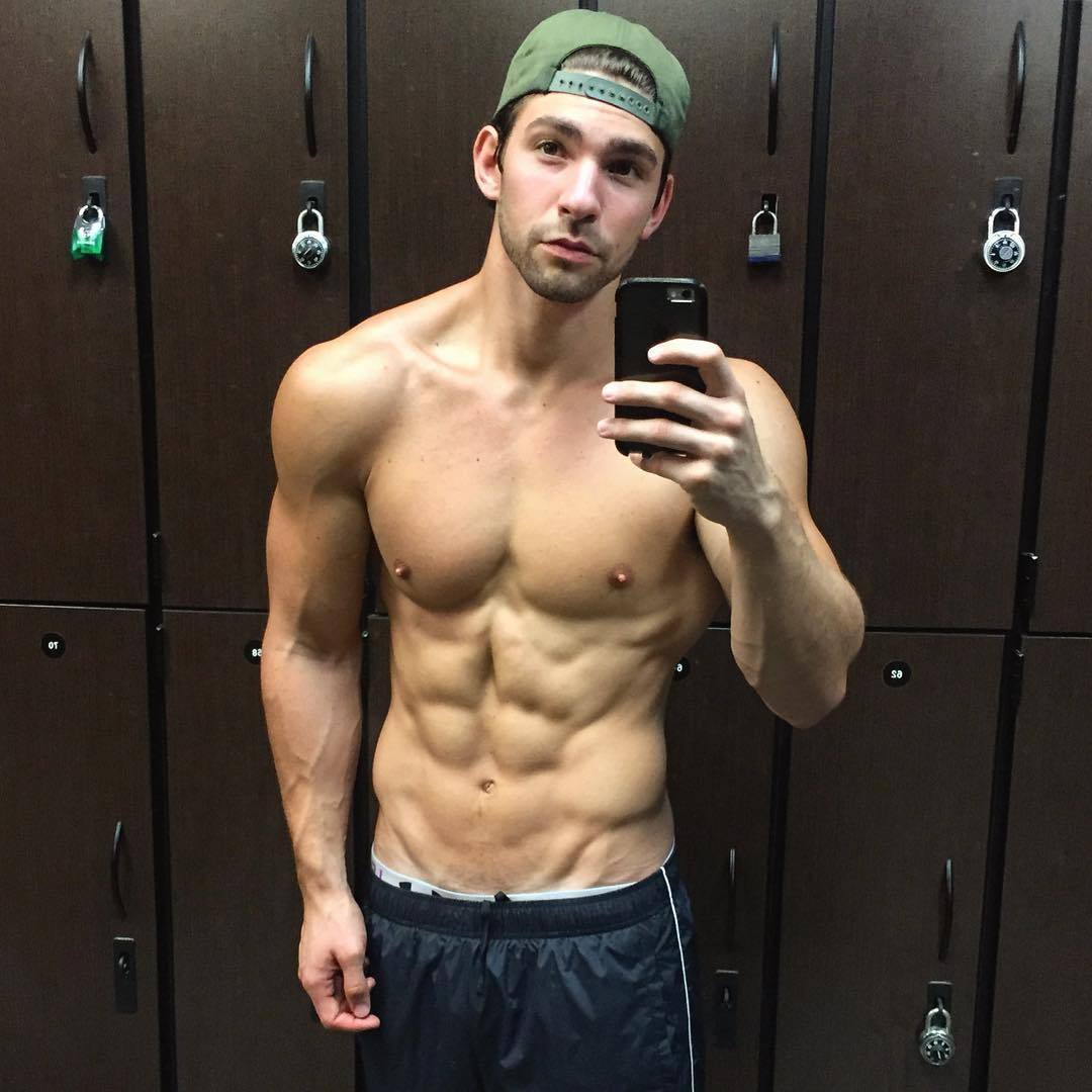 shirtless-hot-gay-locker-room-hottie-abs-selfie