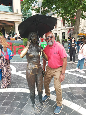 Photo shoot with a pretty young Mannequin statue on Nizami Street