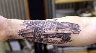 Diseños de tatuajes de autos antiguos en el brazo