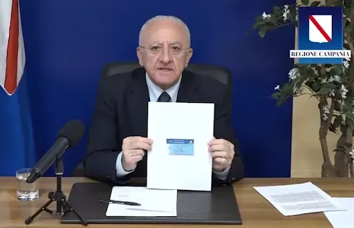 Il governatore De Luca mostra la card vaccinale
