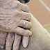Idoso de 92 anos sofre queimaduras após ficar esquecido em terraço de lar