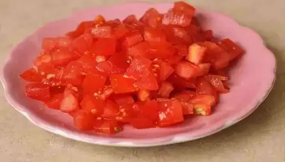 Chop-tomatoes-4