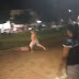 Homem agride rapaz com requinte de crueldade em plena praça municipal no Quinari; veja o vídeo