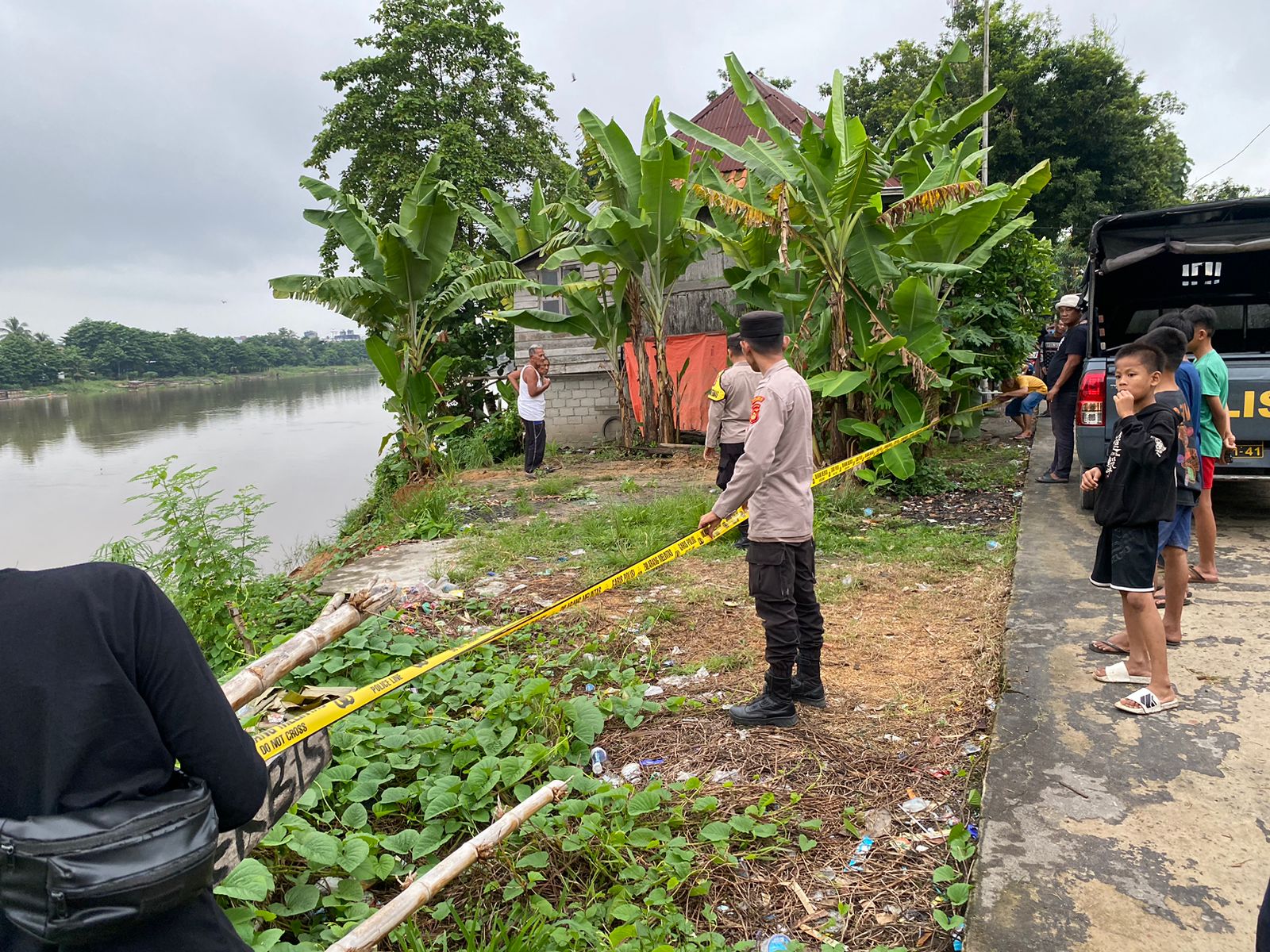 Personil Polsek Tanjung Raja Gerak Cepat Tangani Longsor Di Desa Serijabo