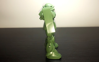 Penampakan sisi kanan kit gunpla 1/144 FG Zaku II