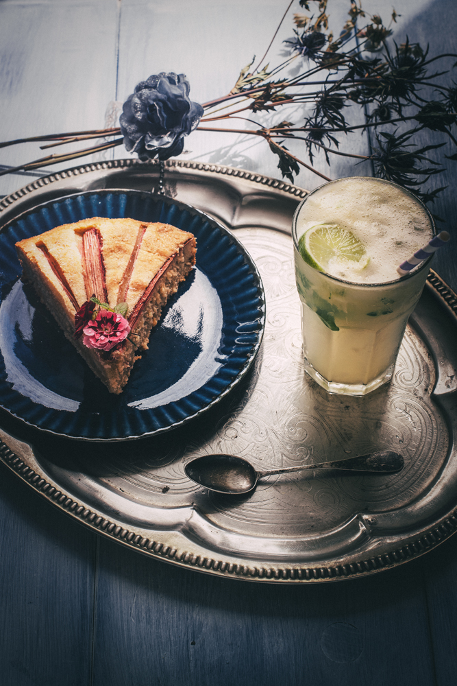 Rhubarb tart with white chocolate