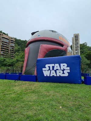 O capacete do Boba Fett na Praça Professor Arnaldo de Morais, na Lagoa, no Rio de Janeiro